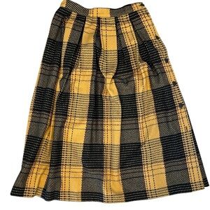 Vintage preppy Plaid Yellow and Black wool Skirt with buttons and one pocket